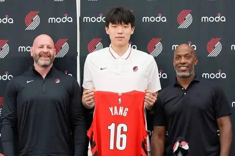 杨瀚森首秀时间确定！将首发剑指首胜，或打爆勇士内线！可能三双