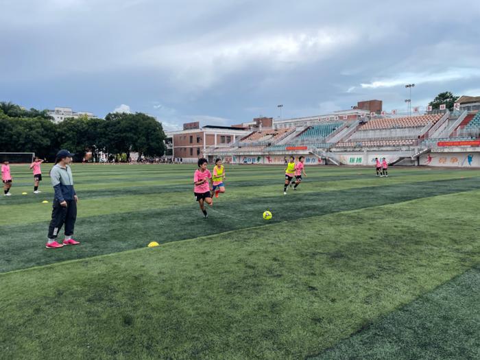 2025年海南省中学生足球盛宴即将启幕,琼中女足联赛备战正酣