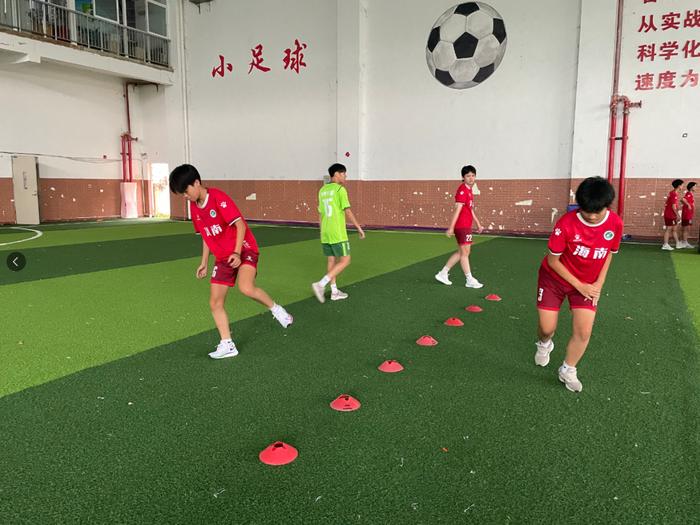 2025年海南省中学生足球盛宴即将启幕,琼中女足联赛备战正酣