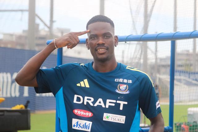 开云体育下载网页版-海港官宣非洲黑又硬“兽腰”加盟,海港球迷凭啥嫌弃 35万欧元身价太便宜?