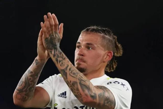 开云体育下载官网-37岁费鸟归巢回巴西 曼城告别传奇将迎后腰更新