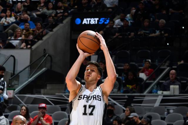 开云体育下载网址-五大交易候选人：沃克奔赴76人 施罗德加盟马刺？