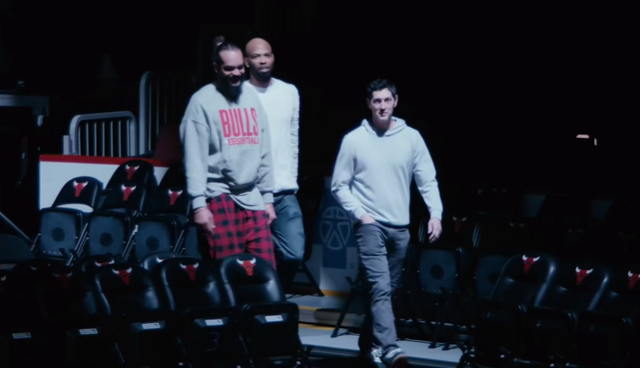 1月25日举办仪式！罗斯提前参观公牛球衣退役旗帜 三大前队友现身