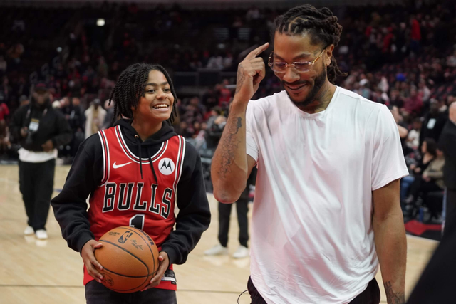 1月25日举办仪式！罗斯提前参观公牛球衣退役旗帜 三大前队友现身