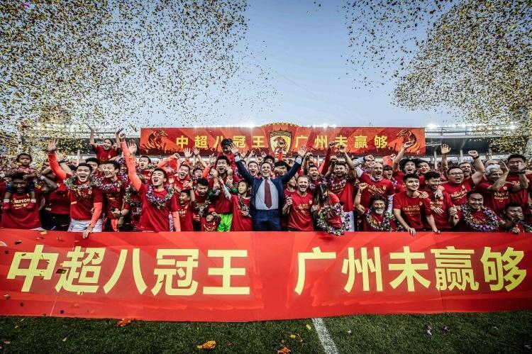 开云体育下载官网-泪目！恒大4国脚与卡纳瓦罗重逢+开心合影，韦世豪搂着恩师笑开花