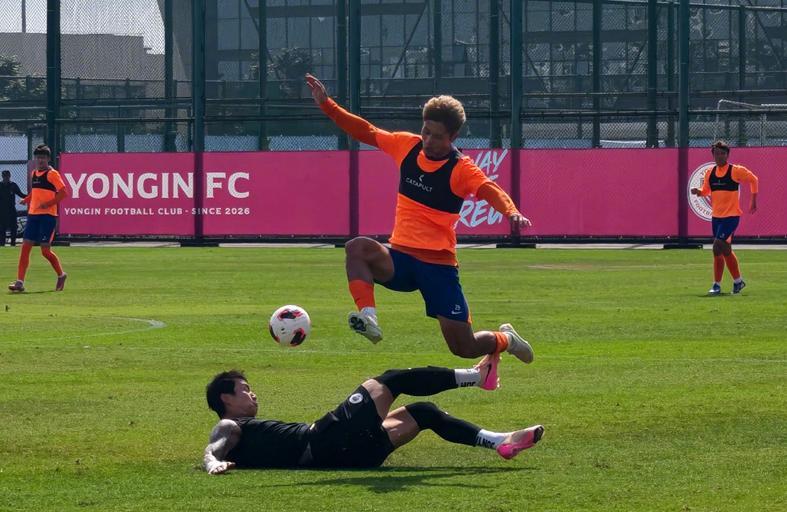 开云体育下载网址-泰山1-5惨败K2新军，两将配进一队！二雷浪回来了 新外援来自欧洲