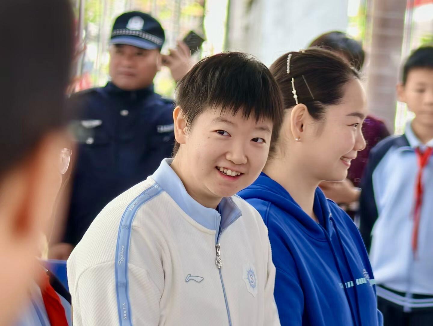 开云体育下载官网-国乒亮相剑指亚洲杯!孙颖莎欢乐笑弯腰,王曼昱合影一脸严肃