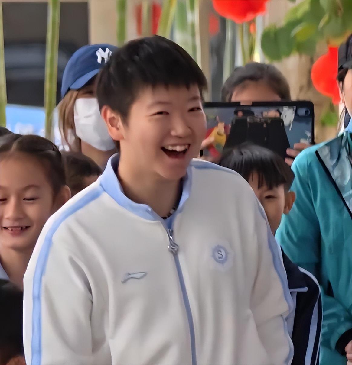 开云体育下载官网-国乒亮相剑指亚洲杯!孙颖莎欢乐笑弯腰,王曼昱合影一脸严肃