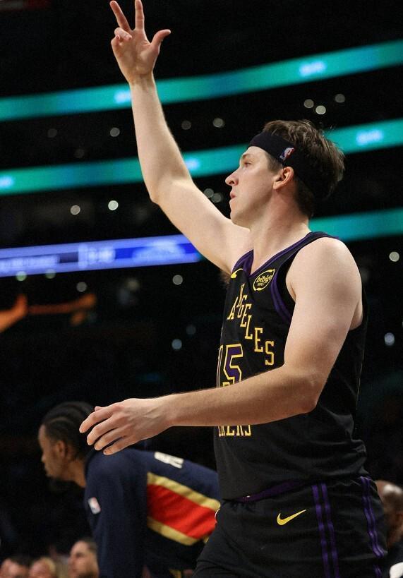 开云体育下载网页版-三连胜！东契奇27+10+7，詹姆斯21分，湖人末节发力110-101鹈鹕